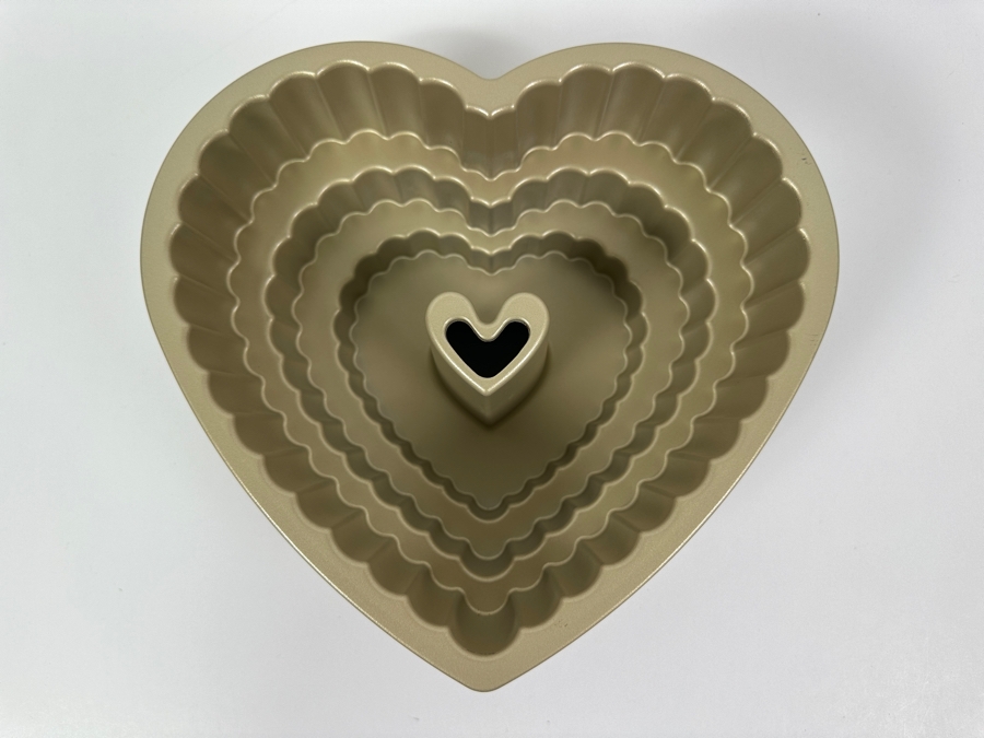 New Nordic Ware Scalloped Heart Bundt Pan 10' [Photo 7]
