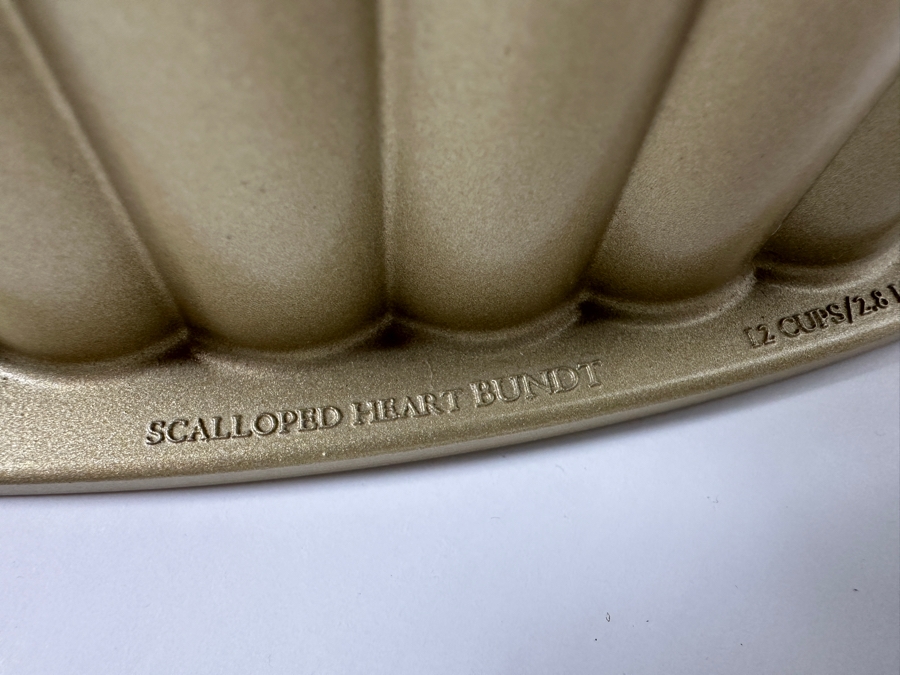 New Nordic Ware Scalloped Heart Bundt Pan 10' [Photo 5]