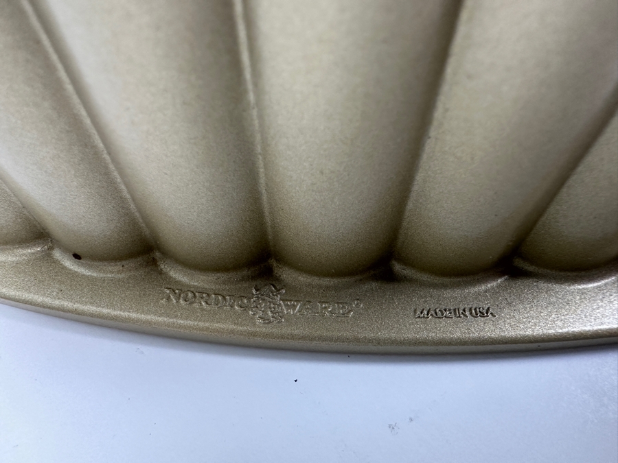 New Nordic Ware Scalloped Heart Bundt Pan 10' [Photo 4]