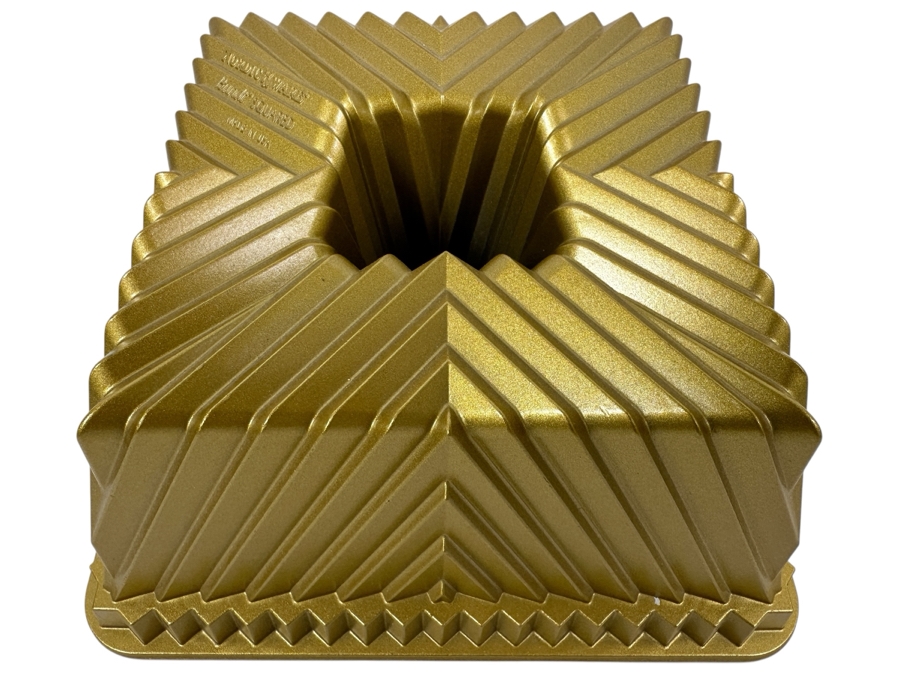 New Nordic Ware Bundt Squared Bundt Pan 8.5'