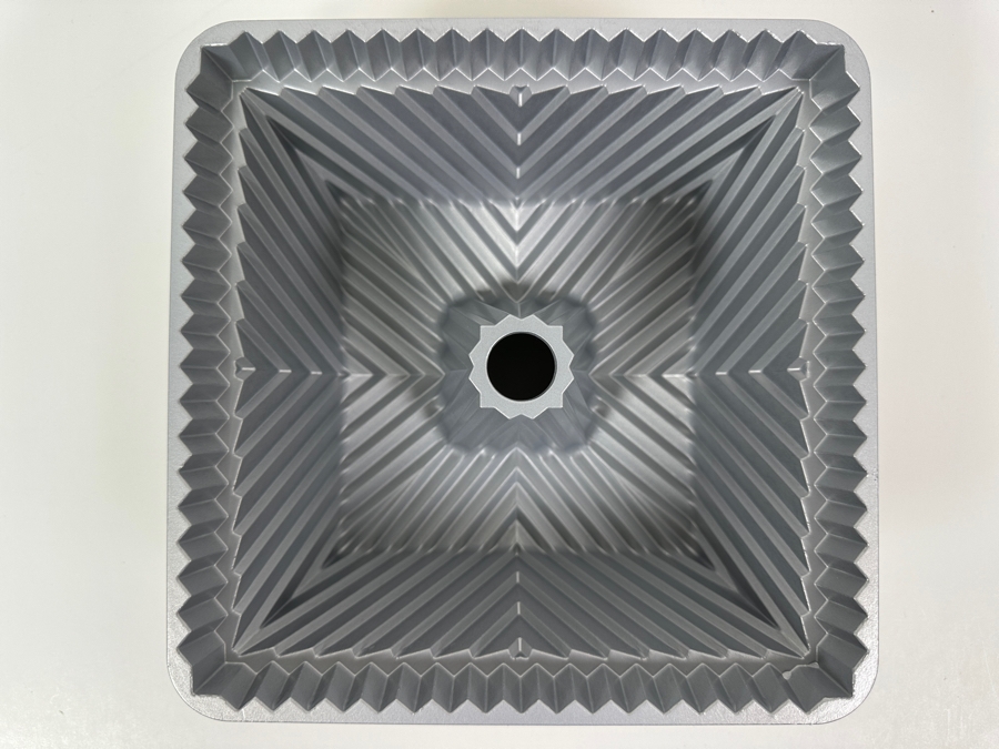 New Nordic Ware Bundt Squared Bundt Pan 8.5' [Photo 6]