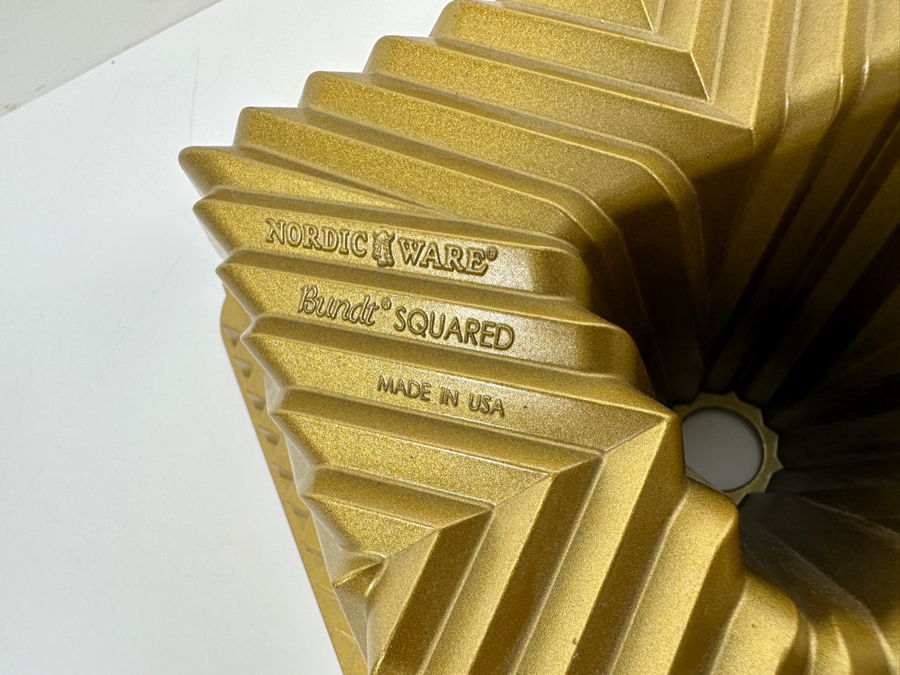 New Nordic Ware Bundt Squared Bundt Pan 8.5' [Photo 4]