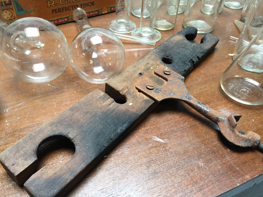 HUGE Vintage Chemistry Lab with Pyrex Glass and Vintage Bottles [Photo 18]