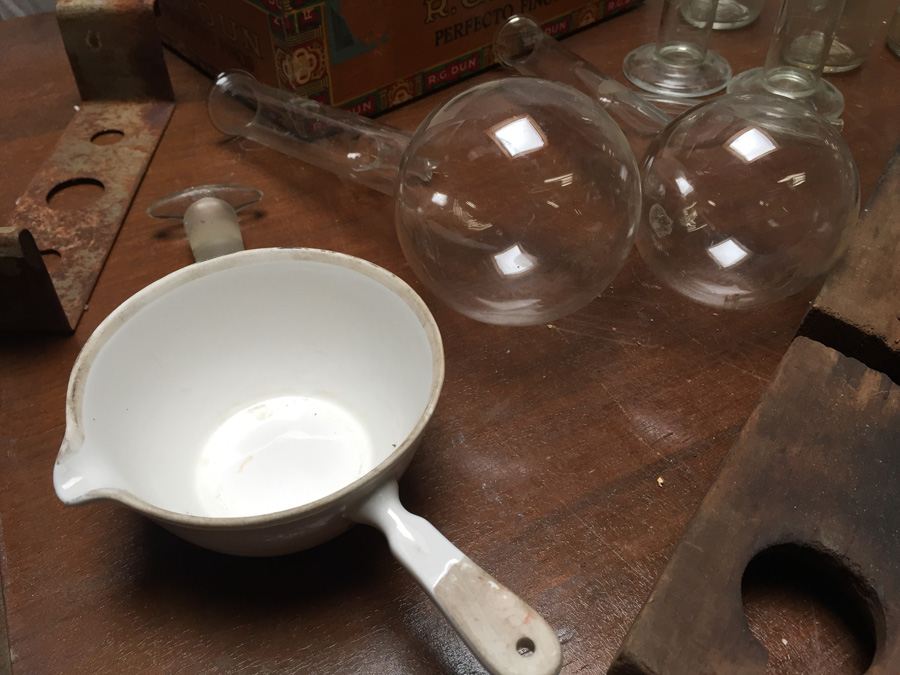 HUGE Vintage Chemistry Lab with Pyrex Glass and Vintage Bottles [Photo 19]