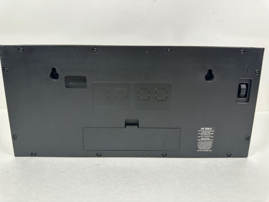 Victrola Flip Clock Model VC-425 14.25W X 3.5D X 6.5H [Photo 4]