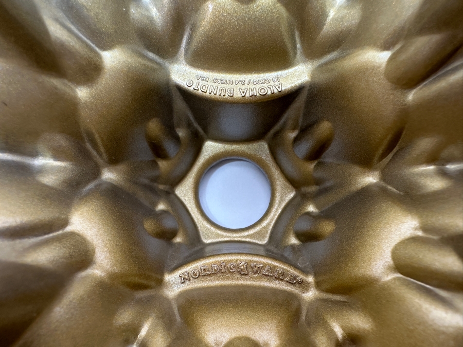 New Nordic Ware Aloha Bundt Pan [Photo 4]