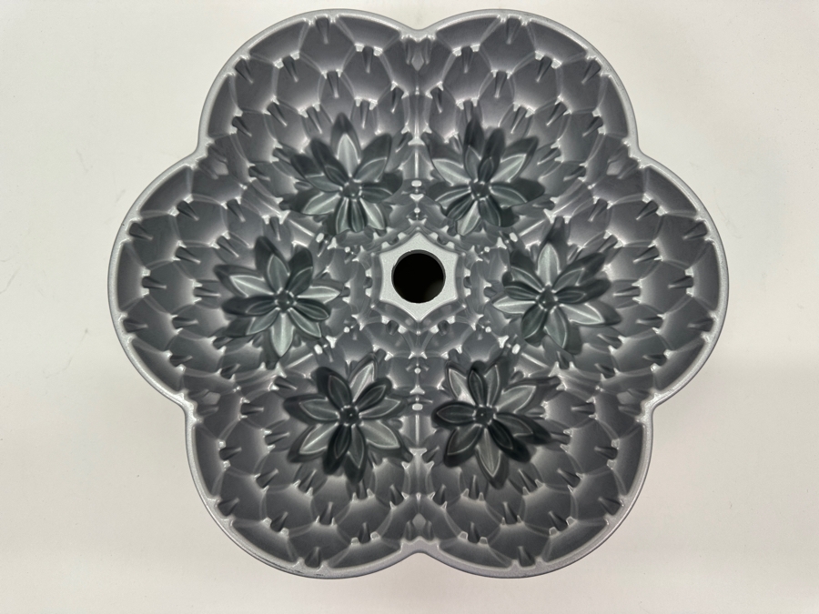 New Nordic Ware Aloha Bundt Pan [Photo 6]