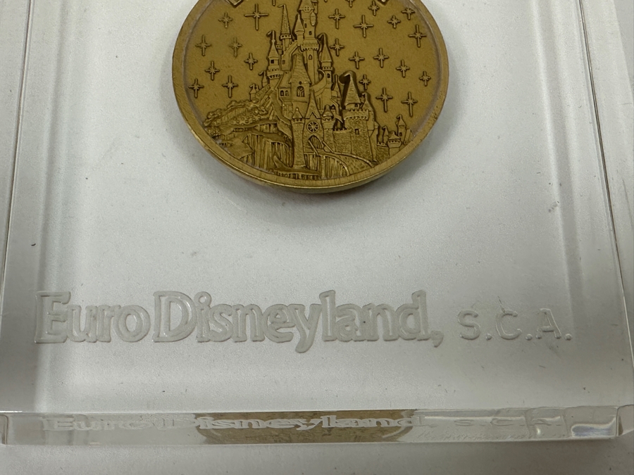 Vintage 1987 Euro Disneyland Opening 1992 Inauguration Commemorative Coin Encased In Lucite 3.5 X 3.5 [Photo 7]