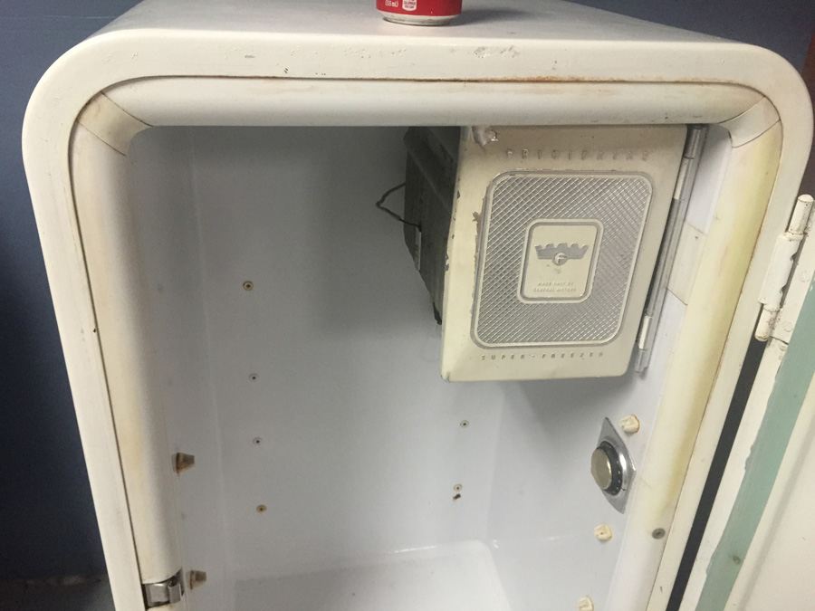 Vintage Retro Frigidaire Fridge Compact Refrigerator Made by General Motors - WORKS GREAT! [Photo 12]