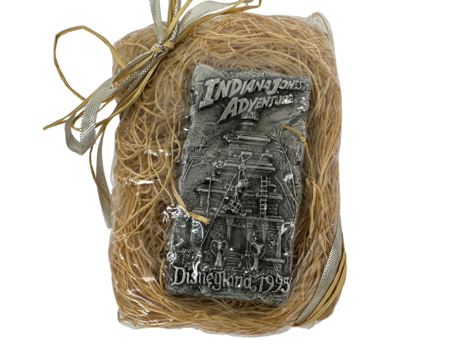Factory Sealed Indiana Jones Adventure Disneyland 1995 Souvenir Paperweight Plaque [Photo 1]