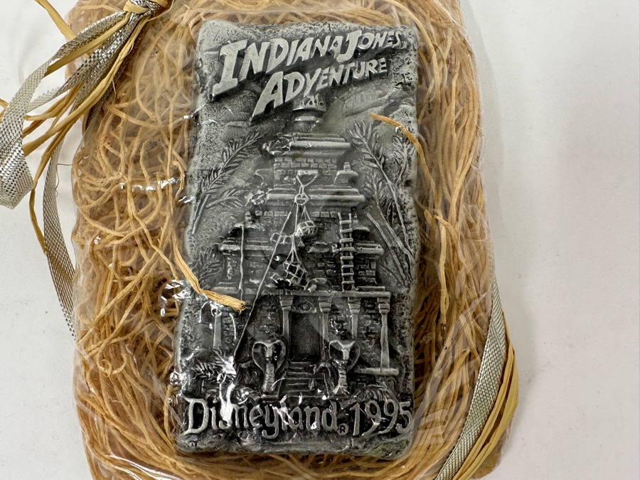 Factory Sealed Indiana Jones Adventure Disneyland 1995 Souvenir Paperweight Plaque [Photo 2]
