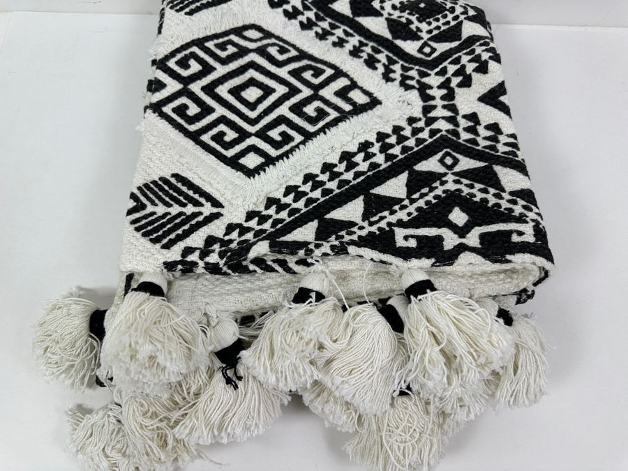 Just Added - New 100% Cotton Black & White Throw Blanket With Tassels [Photo 3]