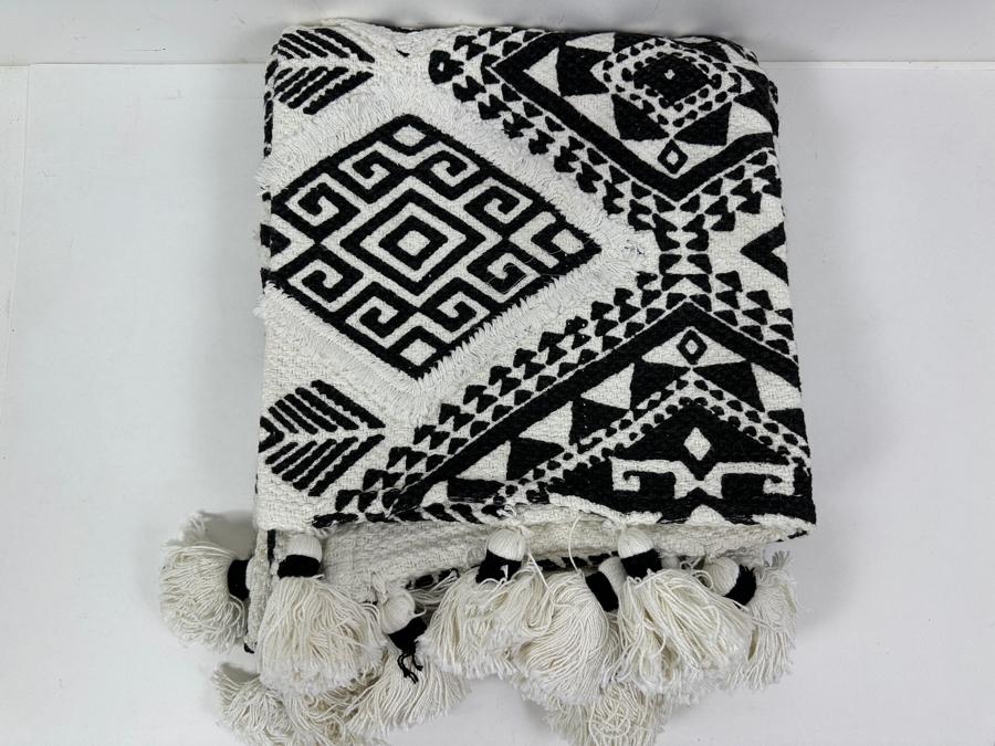 Just Added - New 100% Cotton Black & White Throw Blanket With Tassels [Photo 4]