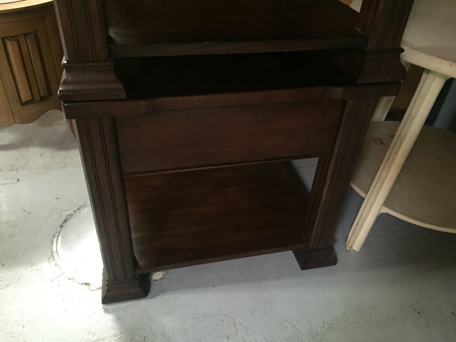 Pair of Somerton End Tables [Photo 8]