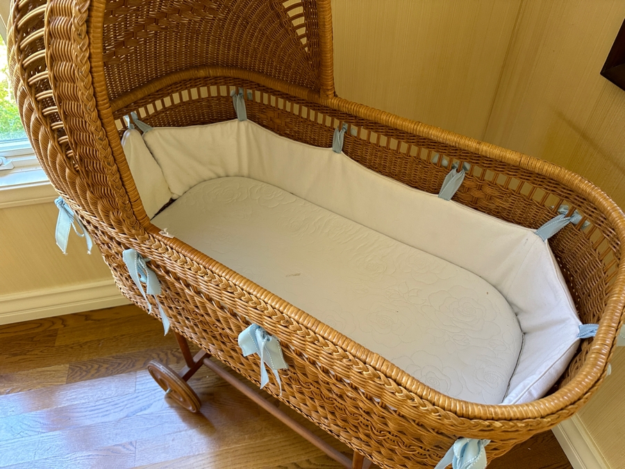 Stunning Woven Wicker Bassinet Pram Crib With Wooden Wheels [Photo 4]