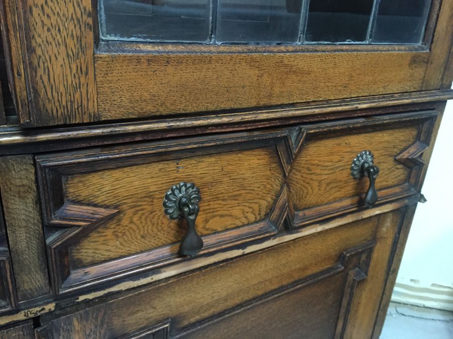 Vintage Cabinet With Stained Glass [Photo 11]