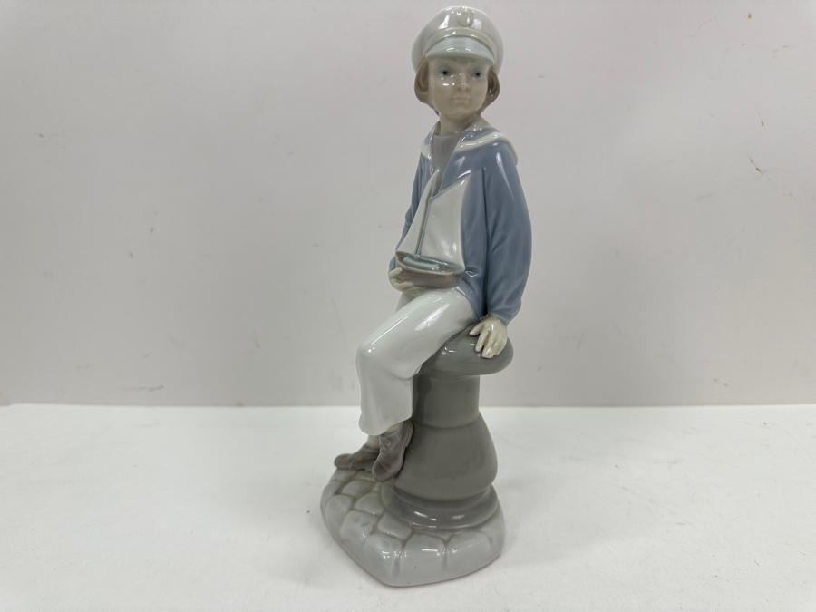 Lladro Porcelain Figurine Boy With Yacht 4810 9H [Photo 3]
