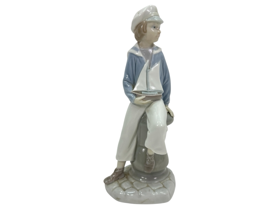 Lladro Porcelain Figurine Boy With Yacht 4810 9H [Photo 1]