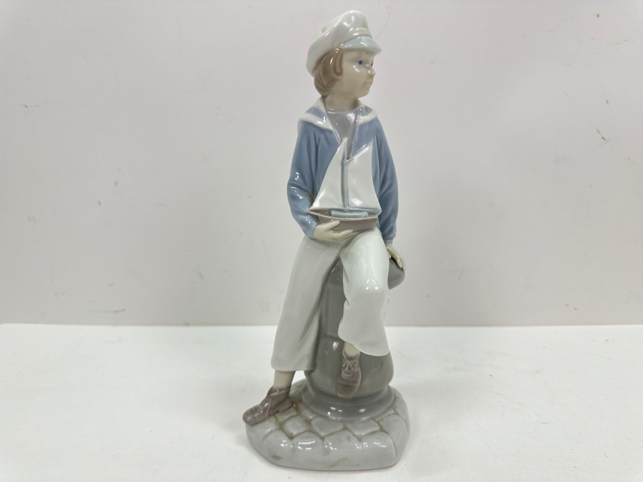 Lladro Porcelain Figurine Boy With Yacht 4810 9H [Photo 2]