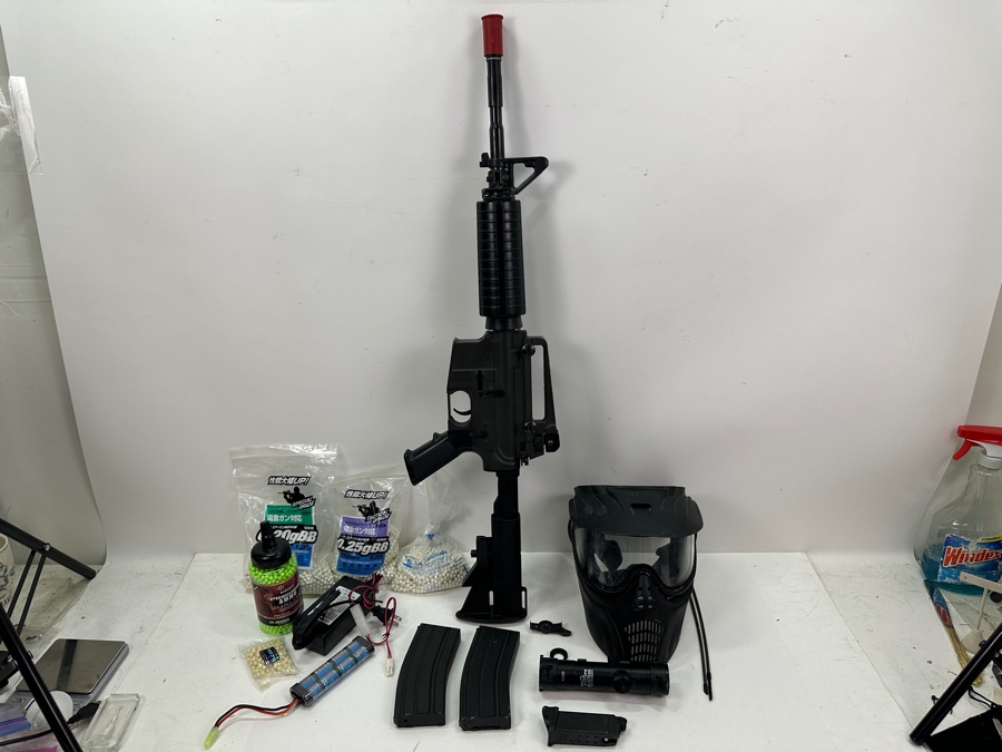 Japanese Tokyo Marui Colt M4A1 Carbine Cal. 5.56mm Airsoft Rifle With Helmet & Accessories [Photo 4]