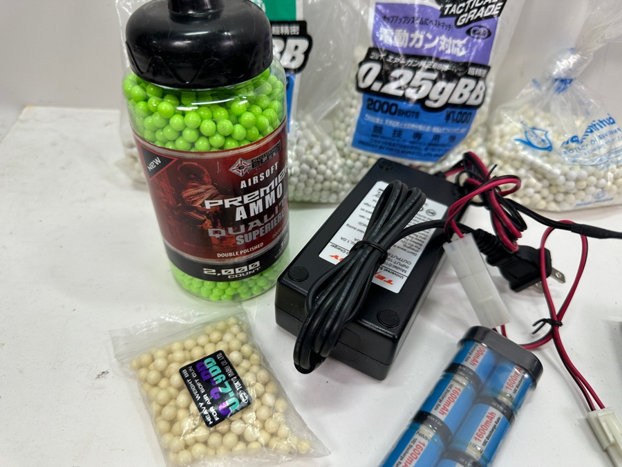 Japanese Tokyo Marui Colt M4A1 Carbine Cal. 5.56mm Airsoft Rifle With Helmet & Accessories [Photo 12]