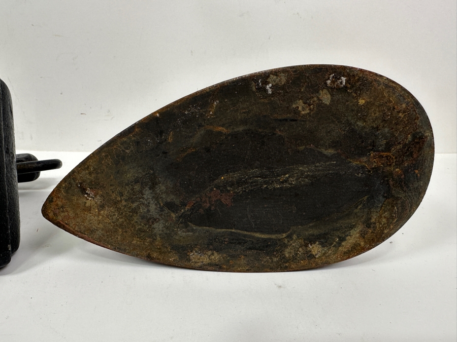 Pair of Antique Cast Iron Flat Irons - One Stamped Geneva Ill [Photo 7]