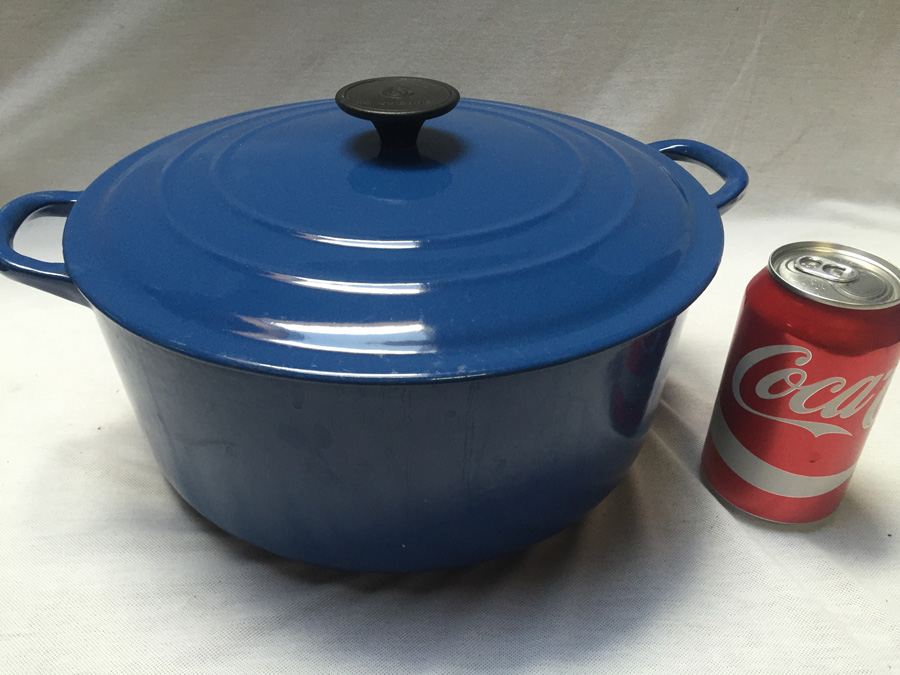 Blue Le Creuset Pot with Lid - Made in France - G 7 1/4 Quart Round Dutch Oven [Photo 1]