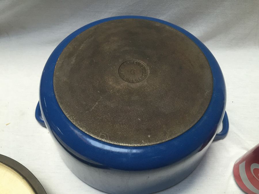 Blue Le Creuset Pot with Lid - Made in France - G 7 1/4 Quart Round Dutch Oven [Photo 9]