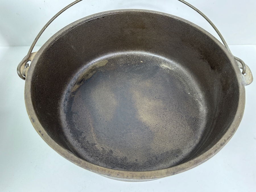 Lodge Cast Iron Camp Dutch Oven With Handle 3-Footed No. 12 14'W X 7'H [Photo 6]