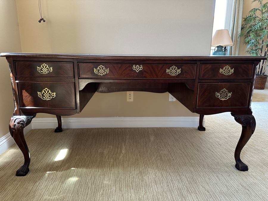 Sligh Chippendale Style Leather Top Writing Desk with Key 60'W x 30'D x 30'H [Photo 3]