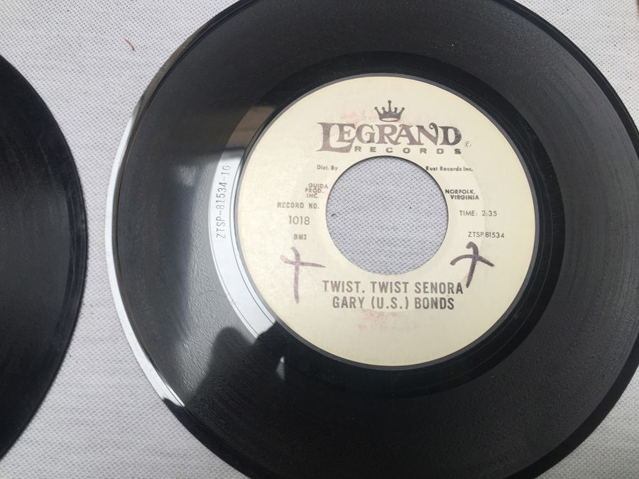 Lot of 45's Vinyl Records [Photo 15]