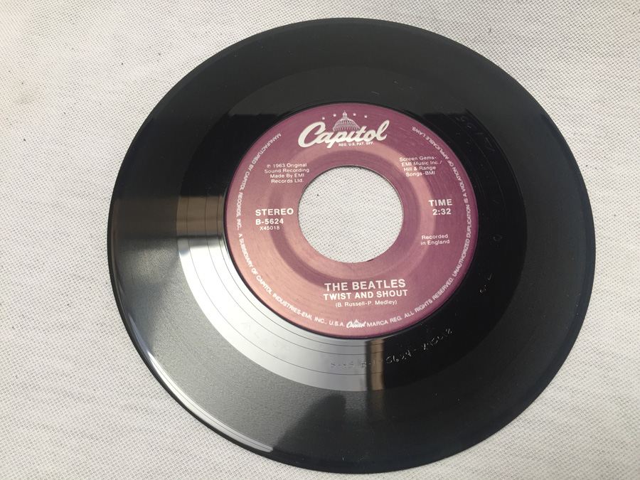 45 Vinyl Record Capital The Beatles B-5624 Twist and Shout / There's a Place [Photo 1]