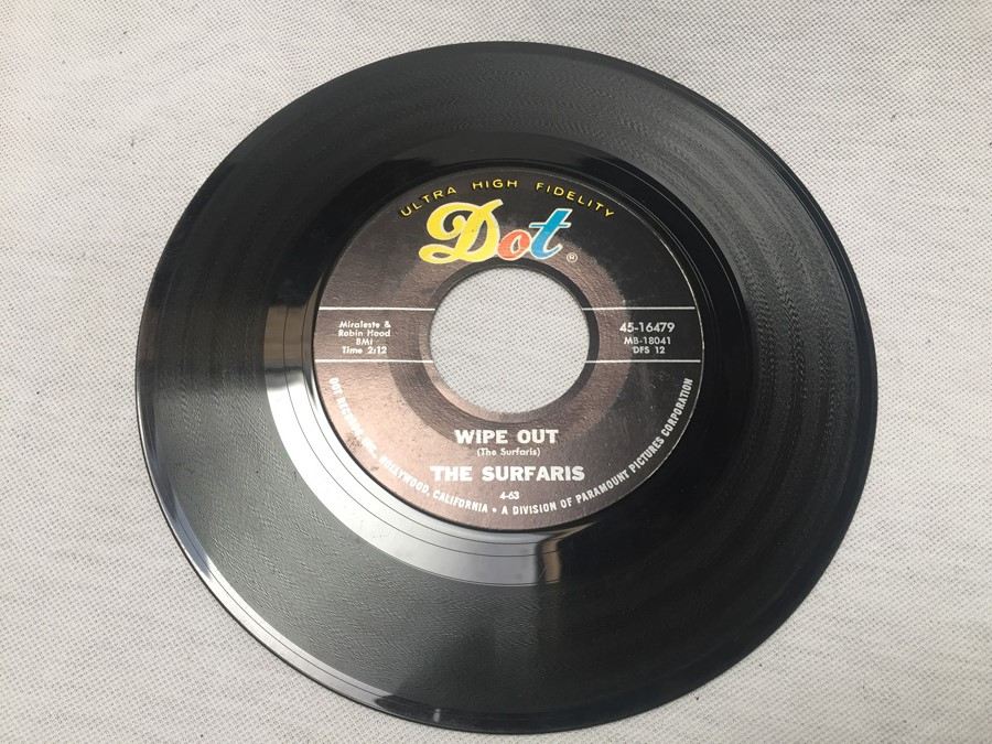 45 Vinyl Record Dot Records The Surfaris 45-16479 Wipe Out / Surfer Joe [Photo 1]