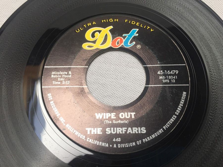 45 Vinyl Record Dot Records The Surfaris 45-16479 Wipe Out / Surfer Joe [Photo 2]