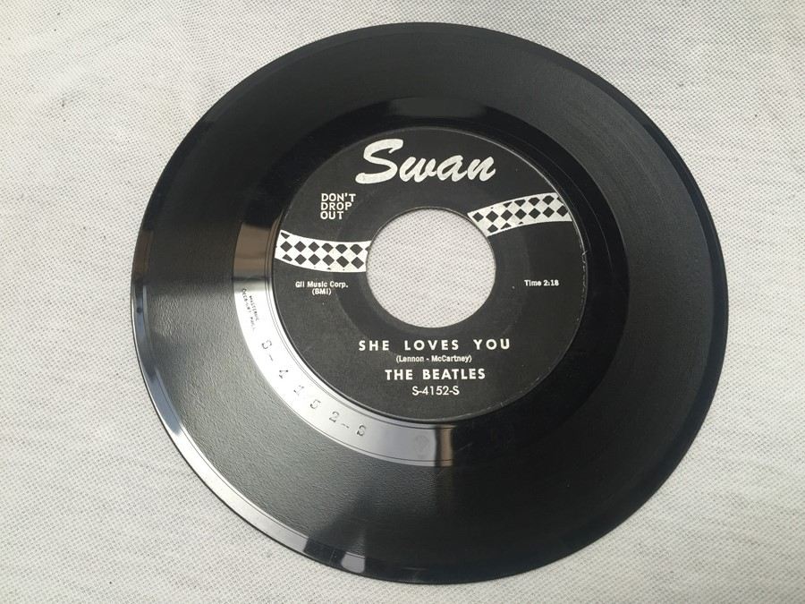 45 Vinyl Record Capital The Beatles S-4152-S She Loves You / I'll Get You [Photo 1]