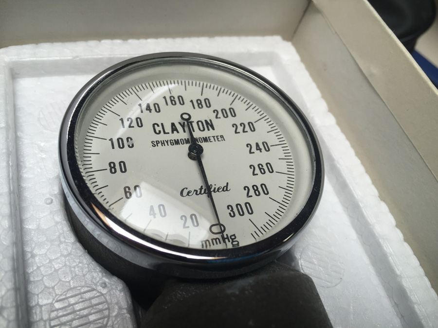 Vintage Aneroid Sphygmo Sphygmomanometer Velcro-Cuff Model #108 Clayton Industries [Photo 6]