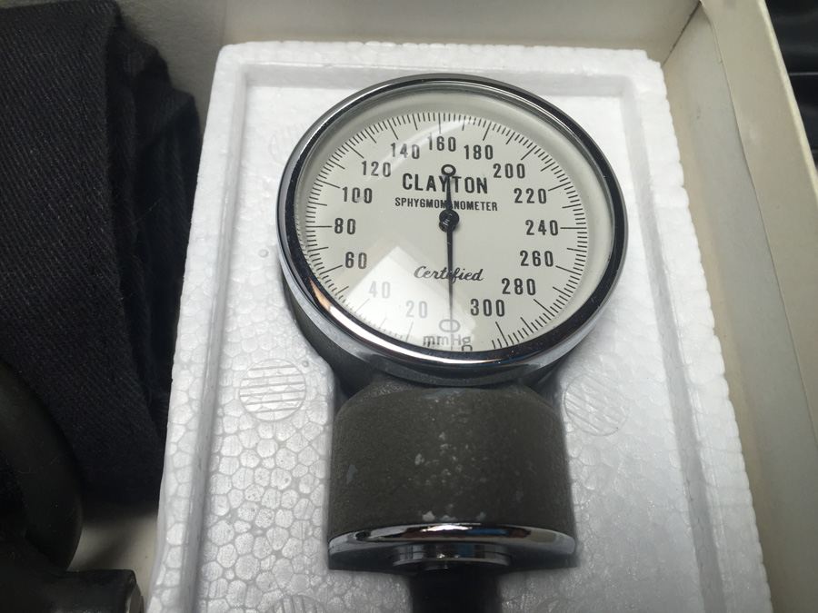 Vintage Aneroid Sphygmo Sphygmomanometer Velcro-Cuff Model #108 Clayton Industries [Photo 5]
