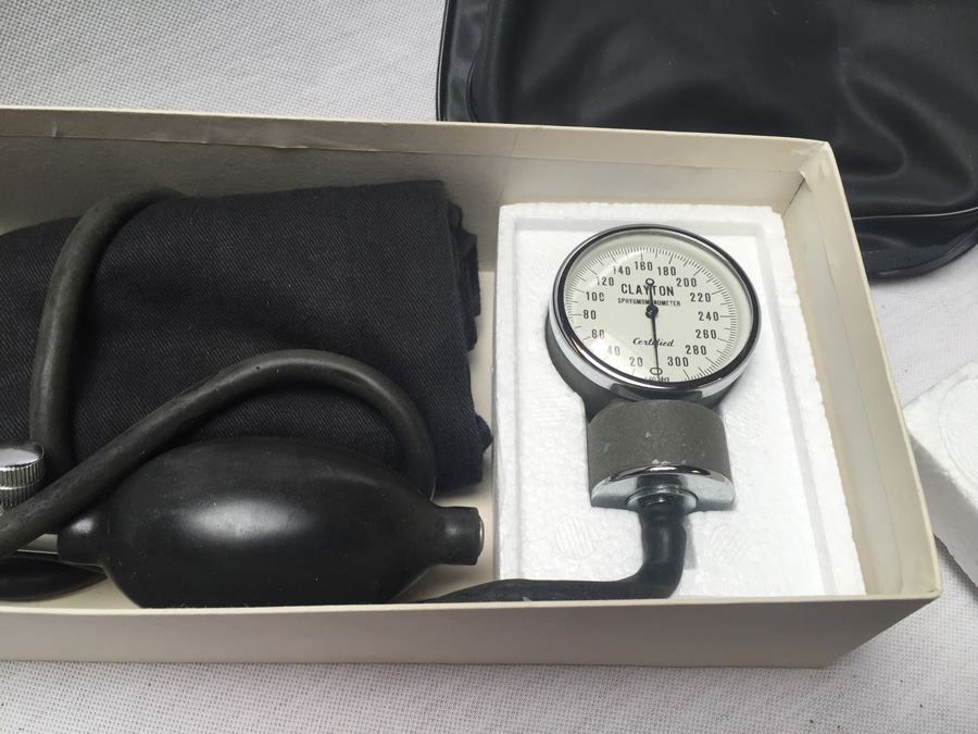 Vintage Aneroid Sphygmo Sphygmomanometer Velcro-Cuff Model #108 Clayton Industries [Photo 3]