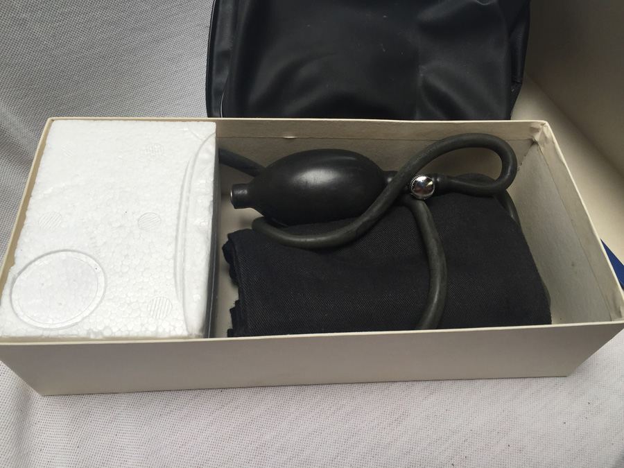 Vintage Aneroid Sphygmo Sphygmomanometer Velcro-Cuff Model #108 Clayton Industries [Photo 2]