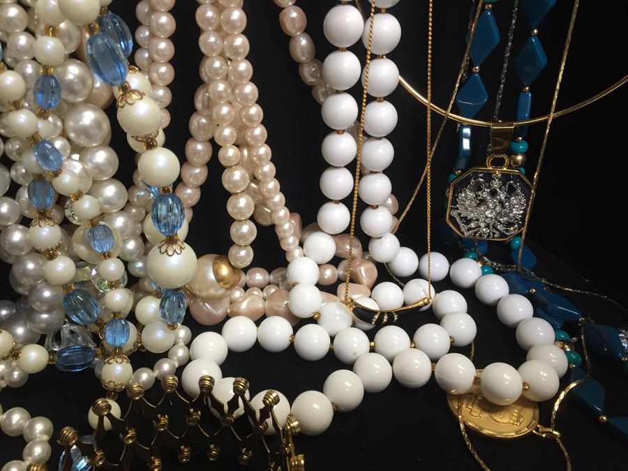 Jewelry Box with Costume Jewelry Lot [Photo 8]