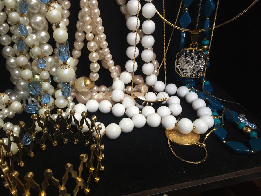 Jewelry Box with Costume Jewelry Lot [Photo 7]