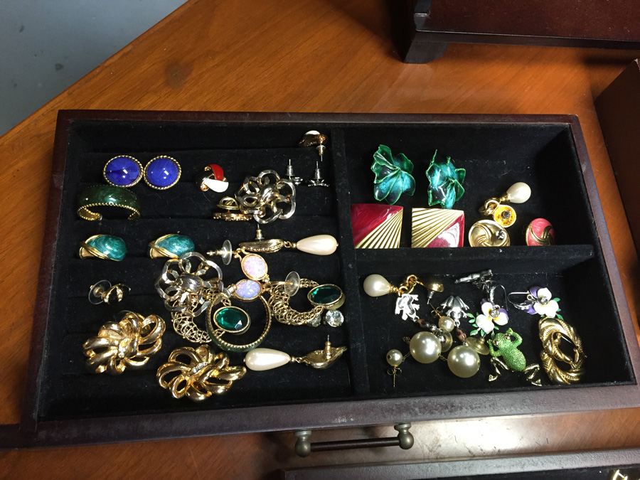 Jewelry Box with Costume Jewelry Lot [Photo 3]
