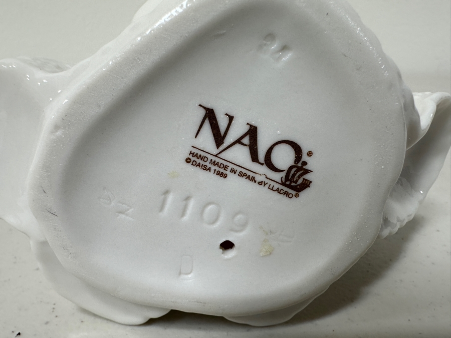 Nao Lladro 'So Shy' Porcelain Figurine 8H [Photo 5]