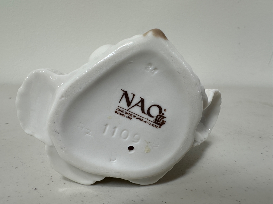Nao Lladro 'So Shy' Porcelain Figurine 8H [Photo 4]