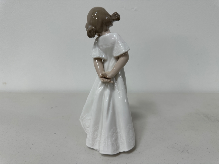 Nao Lladro 'So Shy' Porcelain Figurine 8H [Photo 3]