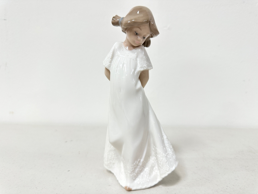 Nao Lladro 'So Shy' Porcelain Figurine 8H [Photo 2]