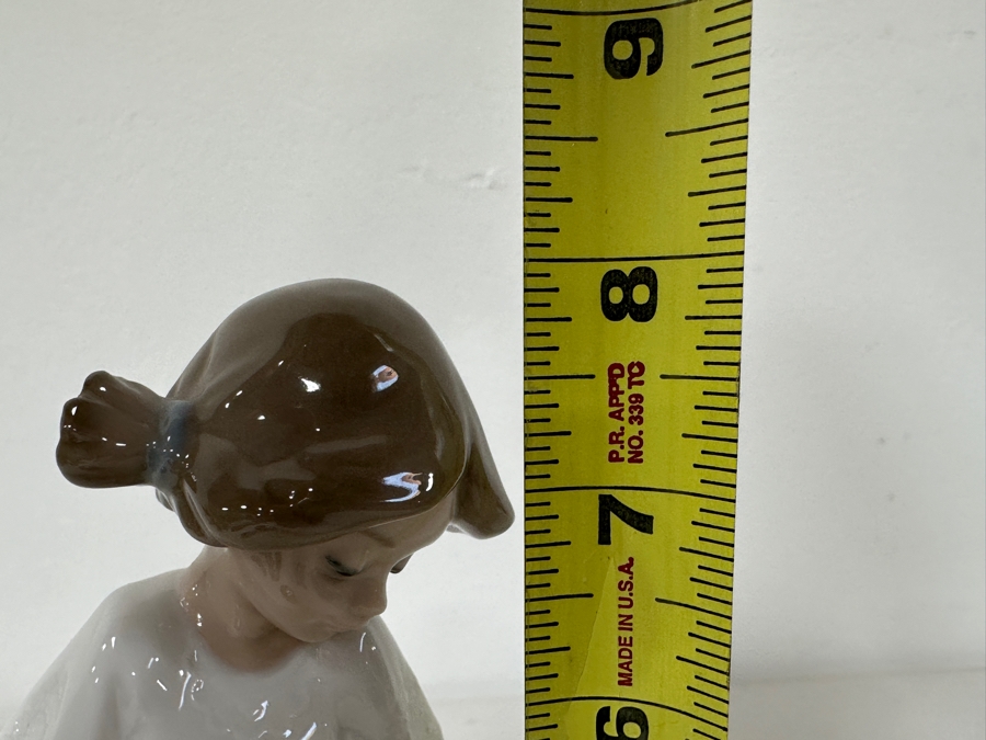 Nao Lladro 'So Shy' Porcelain Figurine 8H [Photo 6]