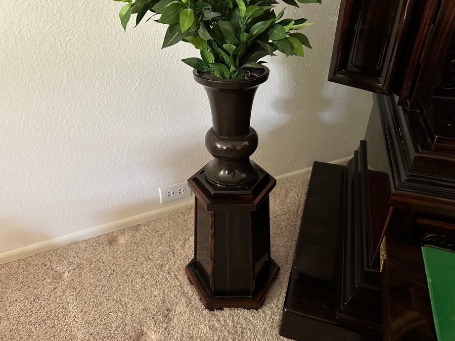 Japanese Butsudan Buddhist Altar 39W X 28D X 70H With Vases And Accessories - See Photos - Estimate $5,000+ [Photo 16]