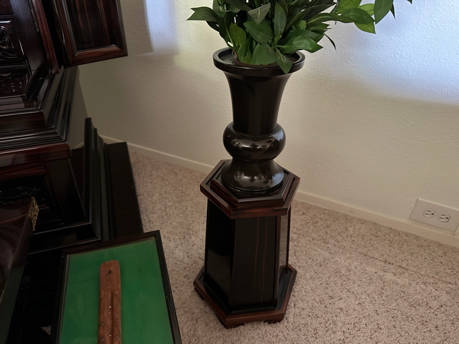 Japanese Butsudan Buddhist Altar 39W X 28D X 70H With Vases And Accessories - See Photos - Estimate $5,000+ [Photo 15]