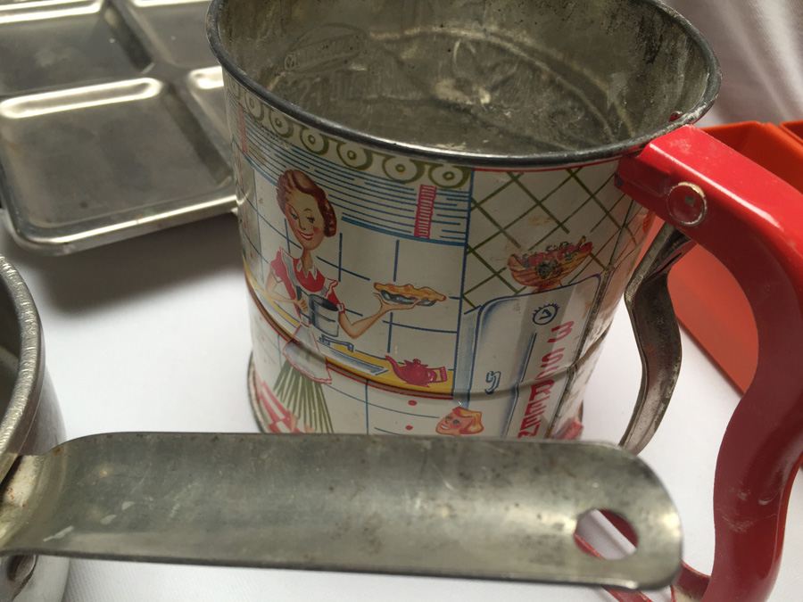 Vintage Kitchen Lot - Includes Wagner Ware Cast Iron Skillet [Photo 13]